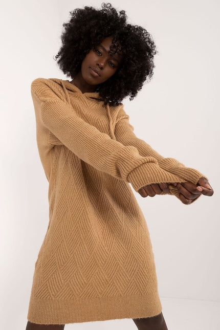 Robe pull en maille terracotta, longueur midi, manches longues pour un look casual et confortable.