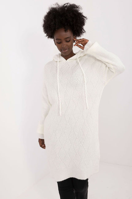 Robe pull blanche à manches longues et col à capuche pour un look casual et hivernal.