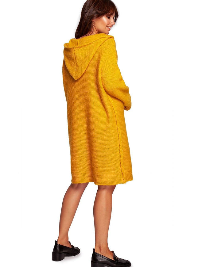 Robe pull jaune courte à manches longues avec capuche pour un look casual et confortable, idéale en automne ou hiver.