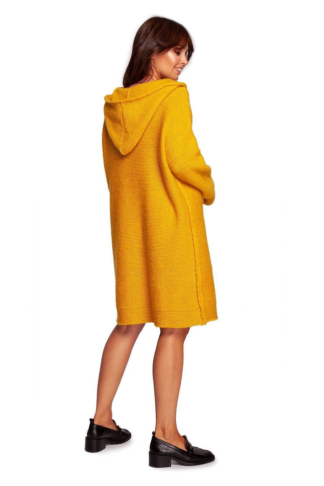 Robe pull jaune courte à manches longues avec capuche pour un look casual et confortable, idéale en automne ou hiver.