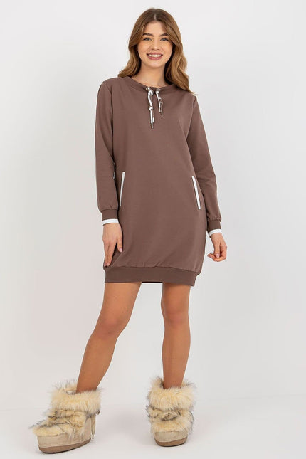 Robe pull marron courte et décontractée avec manches longues pour un look casual et confortable.