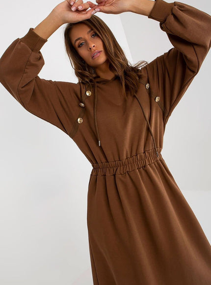 Robe pull marron à manches longues et longueur midi, parfaite pour un look casual chic en hiver.