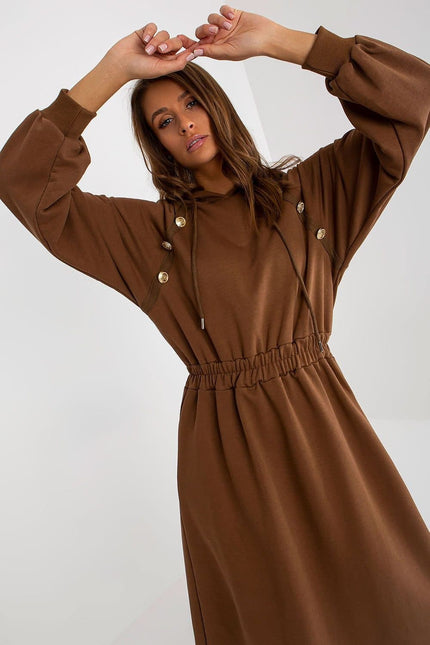 Robe pull marron à manches longues et longueur midi, parfaite pour un look casual chic en hiver.