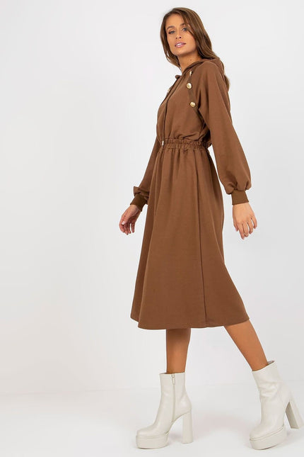 Robe pull marron midi à manches longues, idéale pour un look casual chic en hiver.