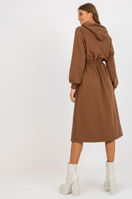 Robe pull marron midi avec manches longues et capuche pour un look casual et confortable.