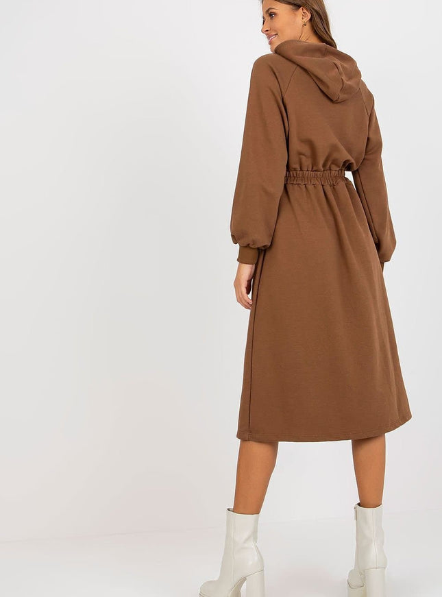 Robe pull marron midi avec manches longues et capuche pour un look casual et confortable.