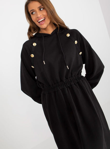 Robe noire casual à manches longues, longueur midi, style pull confortable et décontracté pour tous les jours.