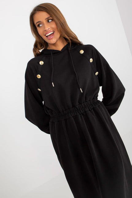 Robe noire casual à manches longues, longueur midi, style pull confortable et décontracté pour tous les jours.