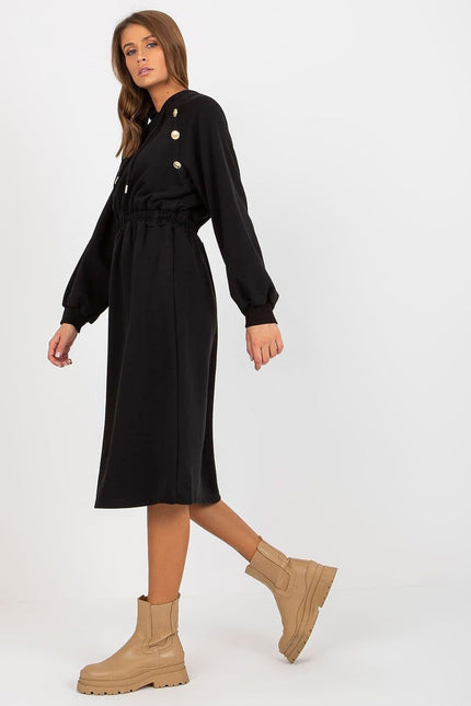 Robe noire casual midi avec manches longues pour un look quotidien simple et élégant.