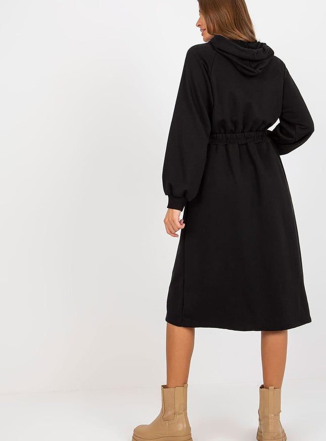 Robe noire casual midi à manches longues avec capuche, idéale pour un style décontracté et confortable.