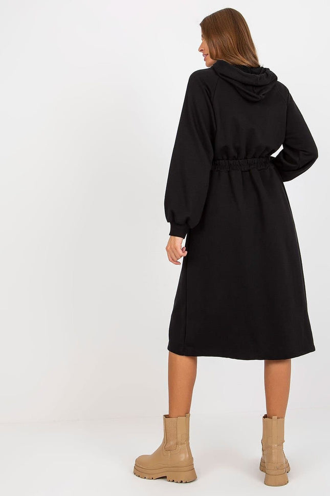 Robe noire casual midi à manches longues avec capuche, idéale pour un style décontracté et confortable.