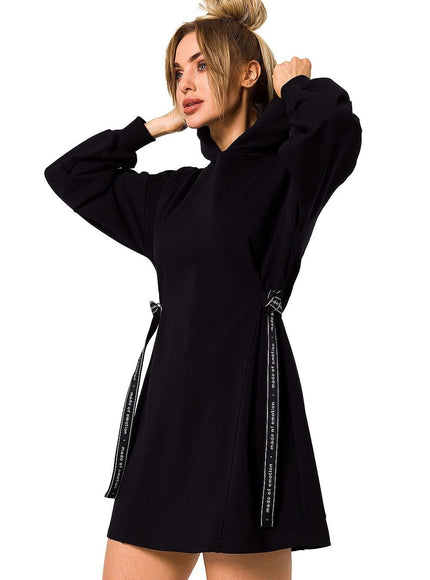 Robe noire courte chic avec manches longues, idéale pour soirée ou cocktail, silhouette droite et élégante.