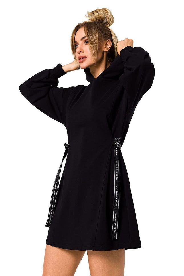 Robe noire courte chic avec manches longues, idéale pour soirée ou cocktail, silhouette droite et élégante.