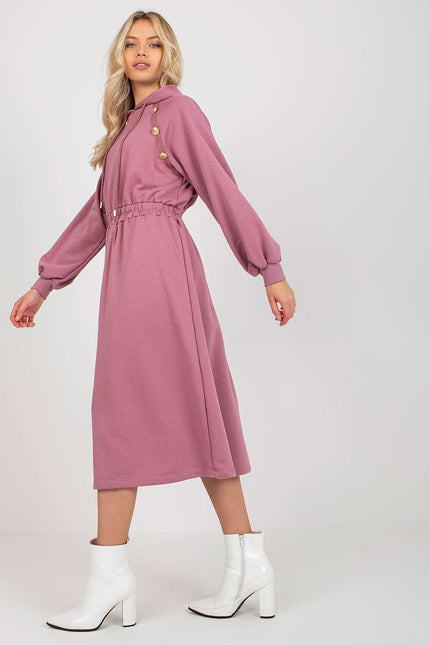 Robe midi rose casual avec manches longues et détails de boutons, idéale pour un style quotidien décontracté et tendance.