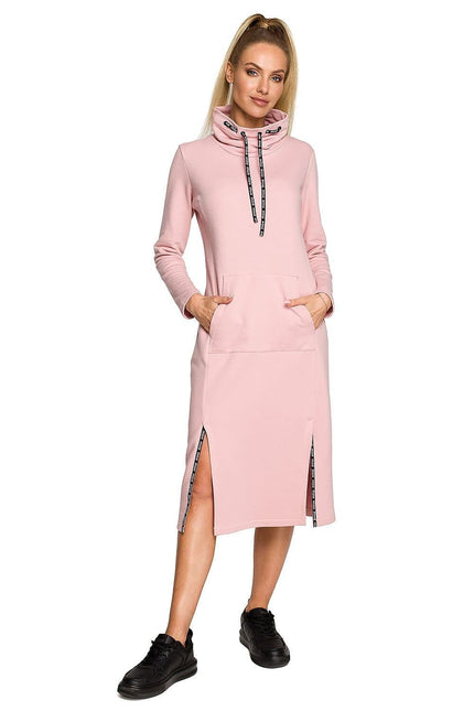 Robe rose casual midi à manches longues avec col montant et détails de zips pour une tenue quotidienne confortable et stylée.