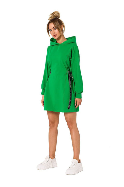 Robe verte casual courte à manches longues avec capuche et lien à la taille, idéale pour une allure décontractée et moderne.