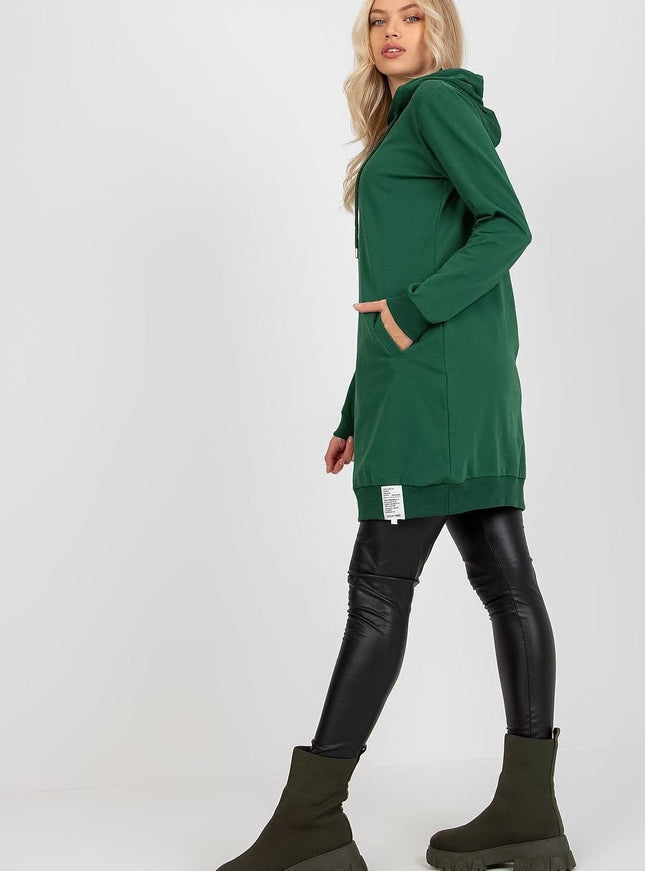 Robe pull verte midi casual pour un look décontracté et tendance, manches longues et capuche, idéale pour un style quotidien.