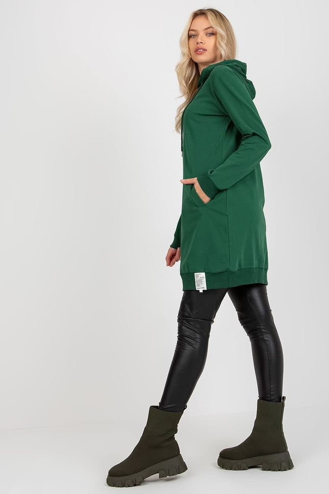 Robe pull verte midi casual pour un look décontracté et tendance, manches longues et capuche, idéale pour un style quotidien.