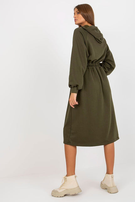 Robe casual verte midi avec manches longues et capuche pour look décontracté et confortable.