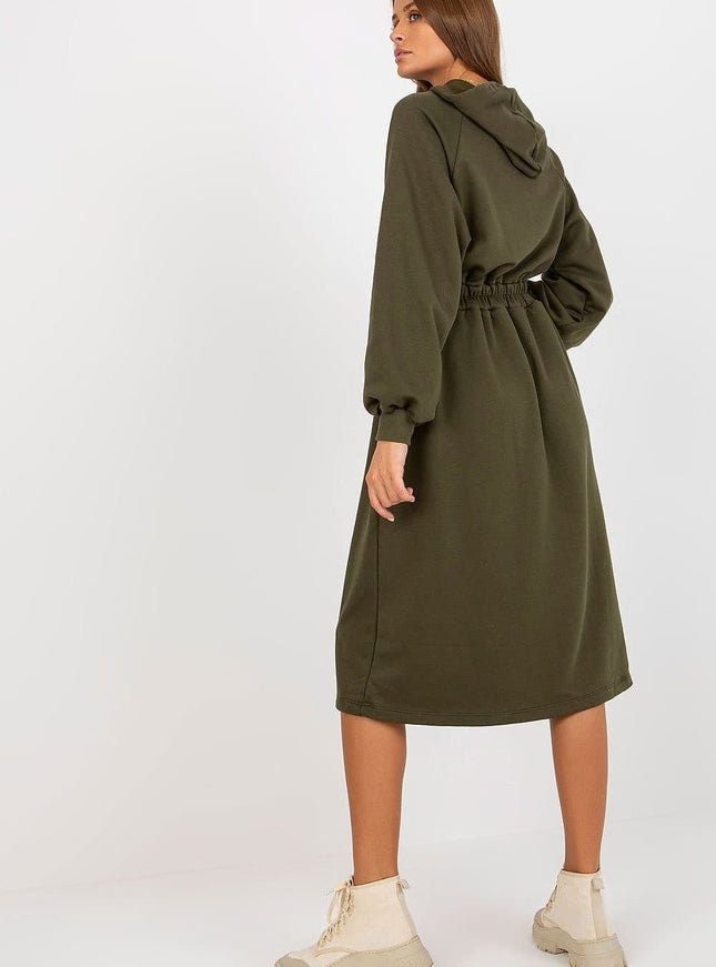 Robe casual verte midi avec manches longues et capuche pour look décontracté et confortable.