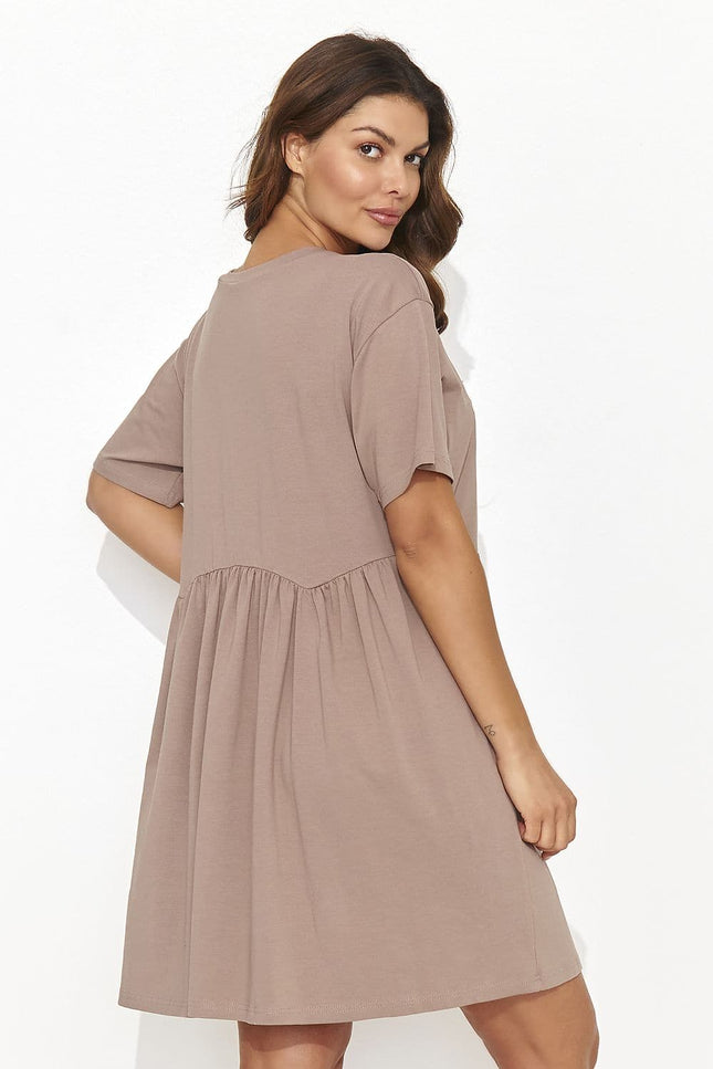 Robe casual terracotta midi pour l'été avec manches courtes et silhouette trapèze, parfaite pour une allure décontractée et moderne.