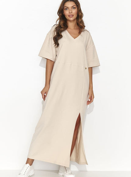 Robe T-shirt beige longue fendue casual avec manches courtes idéale pour une tenue décontractée quotidienne.