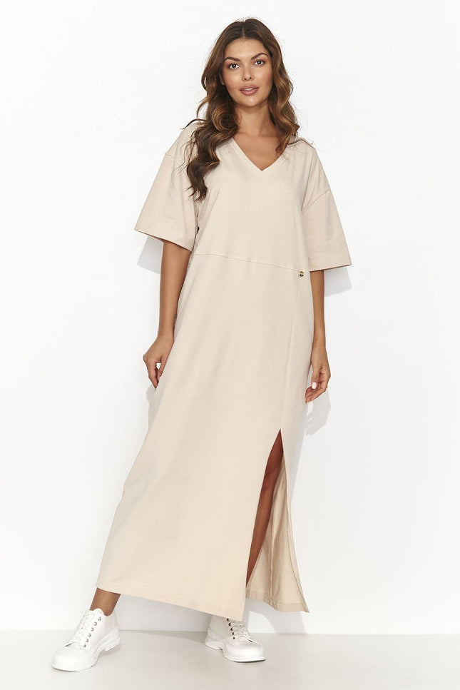 Robe T-shirt beige longue fendue casual avec manches courtes idéale pour une tenue décontractée quotidienne.