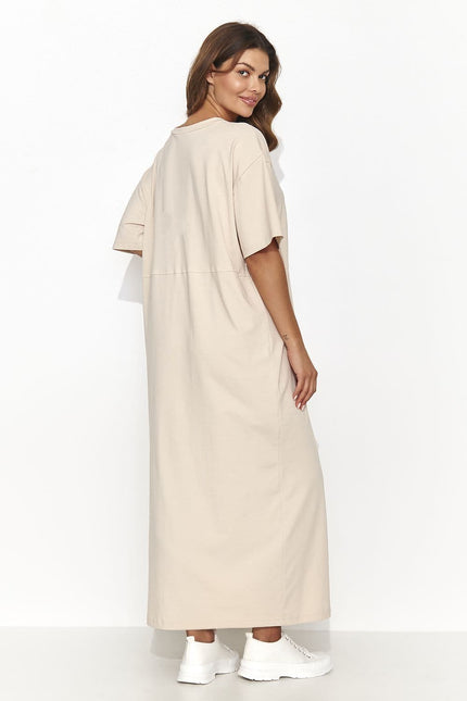 Robe T-shirt beige longue fendue casual avec manches courtes et col rond pour un style décontracté et confortable.