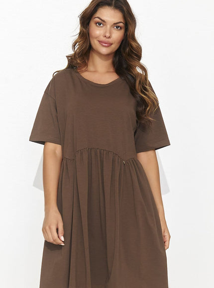 Robe casual marron midi à manches courtes, idéale pour un look quotidien simple et confortable.