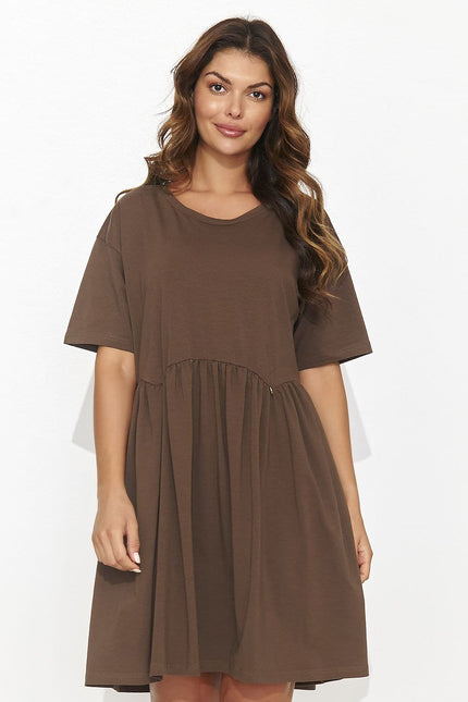 Robe casual marron midi à manches courtes, idéale pour un look quotidien simple et confortable.