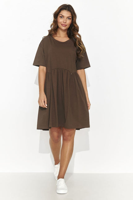 Robe casual marron midi à manches courtes pour un style décontracté et confortable.