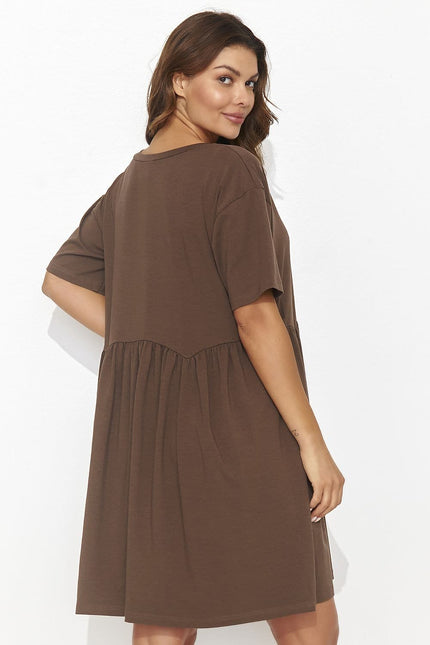 Robe casual marron midi à manches courtes pour une tenue de tous les jours confortable et stylée.