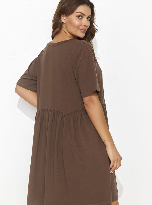 Robe casual marron midi à manches courtes pour une tenue de tous les jours confortable et stylée.