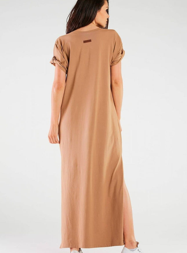 Robe T-shirt longue beige casual, manches courtes pour plage ou quotidien, style décontracté et confortable.