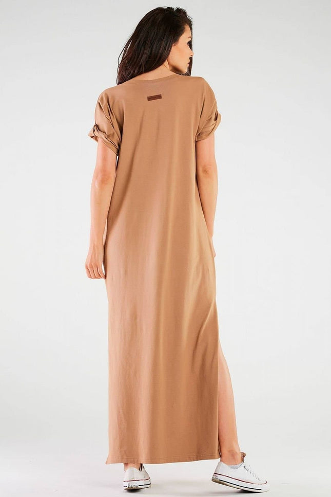 Robe T-shirt longue beige casual, manches courtes pour plage ou quotidien, style décontracté et confortable.