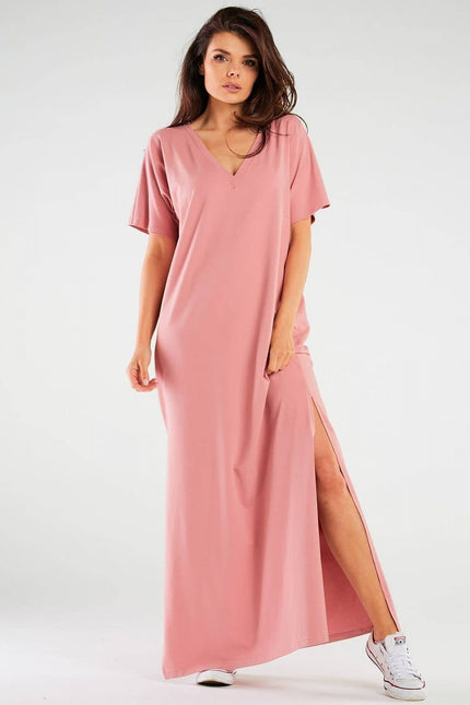 Robe T-shirt longue rose avec fente, style décontracté pour femme, manches courtes et col en V, idéale pour la plage ou une sortie d'été.