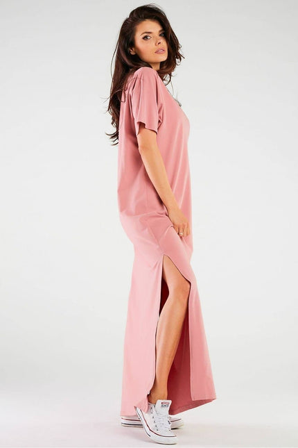 Robe T-shirt longue rose casual avec manches courtes et fente latérale pour un style décontracté et chic.