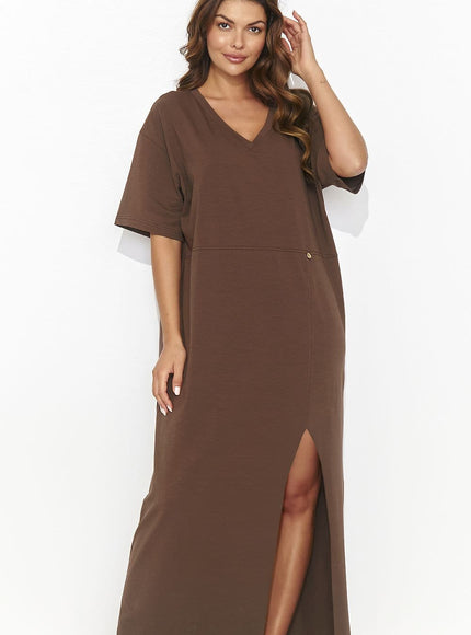 Robe marron midi casual avec manches courtes et col en V, idéale pour une tenue élégante et simple au quotidien ou au bureau.