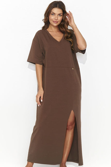 Robe marron midi casual avec manches courtes et col en V, idéale pour une tenue élégante et simple au quotidien ou au bureau.