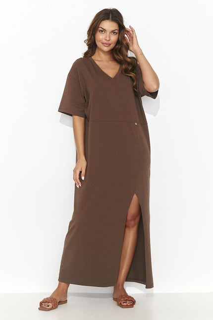 Robe marron midi casual chic avec manches courtes et fente pour un style estival et décontracté.