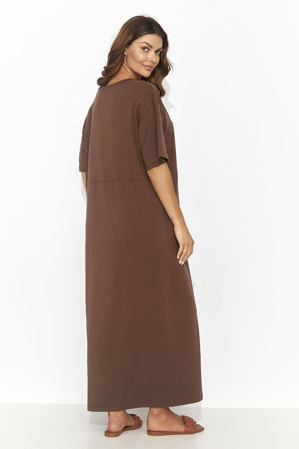 Robe marron midi casual avec manches courtes pour un style simple et confortable, idéale pour tous les jours ou une sortie décontractée.