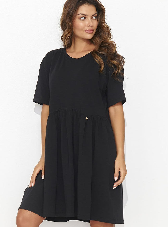 Robe noire casual à manches courtes et longueur midi, idéale pour un style décontracté au quotidien ou un évènement informel.