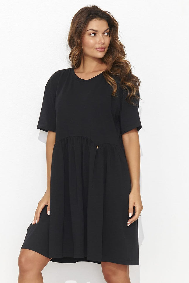 Robe noire casual à manches courtes et longueur midi, idéale pour un style décontracté au quotidien ou un évènement informel.