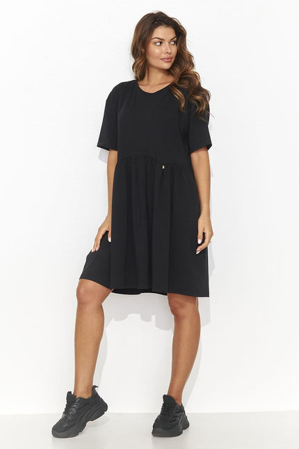 Robe noire casual à manches courtes et longueur midi, idéale pour un style décontracté quotidien.