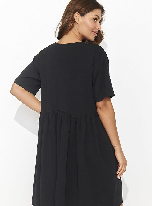 Robe noire casual midi à manches courtes pour une allure décontractée et élégante, idéale pour tous les jours ou des occasions simples.