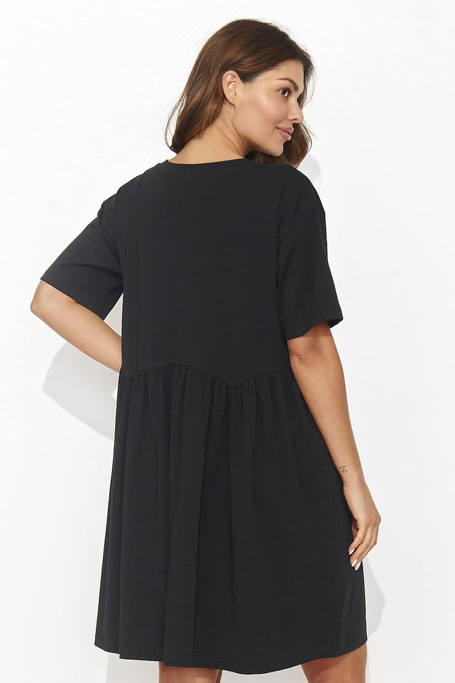 Robe noire casual midi à manches courtes pour une allure décontractée et élégante, idéale pour tous les jours ou des occasions simples.