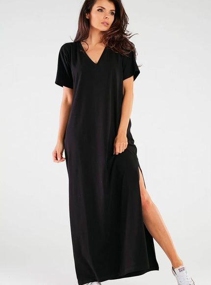 Robe t-shirt noire longue avec fente latérale, manches courtes et col en V, idéale pour une tenue décontractée ou une soirée simple.