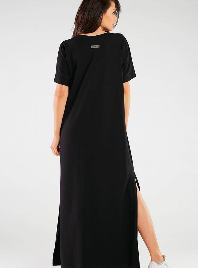 Robe t-shirt noire longue casual avec manches courtes et fente latérale, idéale pour une tenue de tous les jours ou une soirée simple.