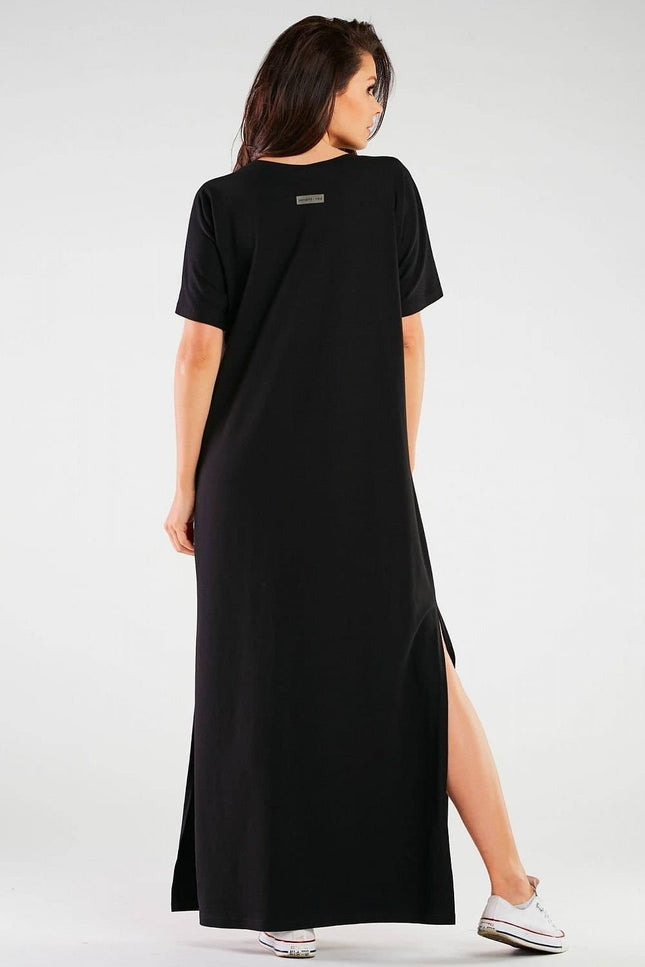 Robe t-shirt noire longue casual avec manches courtes et fente latérale, idéale pour une tenue de tous les jours ou une soirée simple.