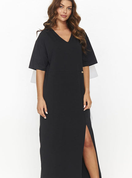 Robe noire élégante fendue midi avec manches courtes pour soirée, style chic et sobre, adaptée pour cocktail ou événement formel.